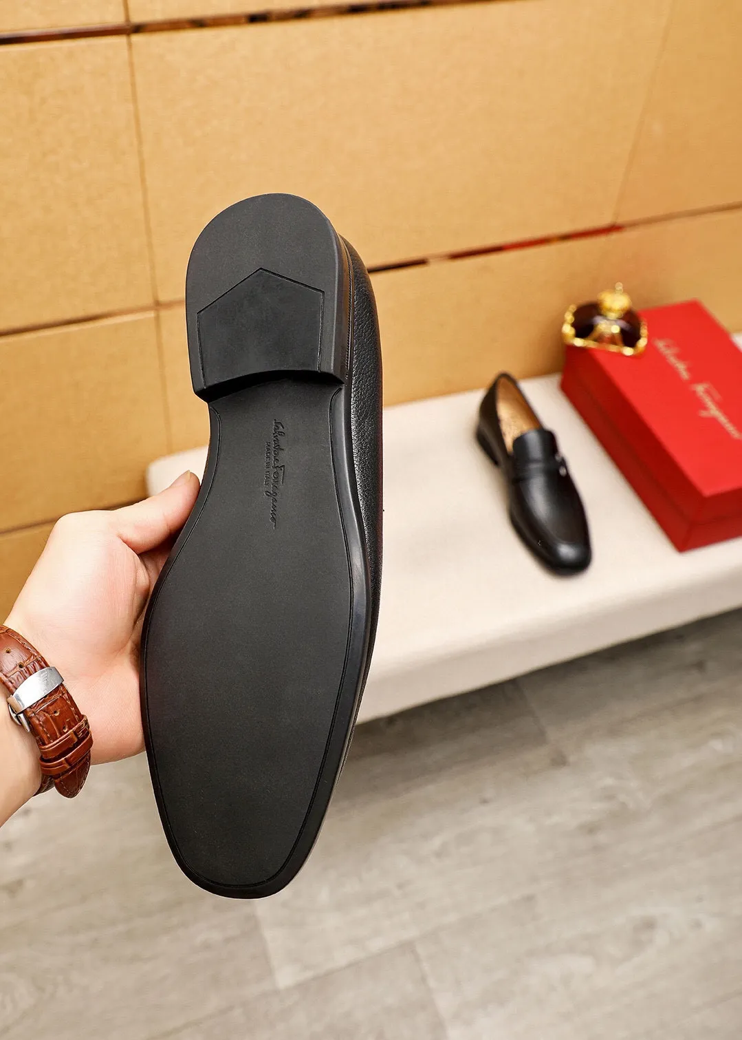 Men's shoes 💰480 💐 Product trademark: Ferragamo "Ferragamo" casual leather shoes Regular size: 38-44 (45🉑️customized) Product materials: Selected imported first-layer pebbled cowhide leather upper + luxury hardware buckle, imported water-dyed cow leather lining. Strong three-dimensional visual effect, original rubber outsole Color: 3⃣️seed leather materials available